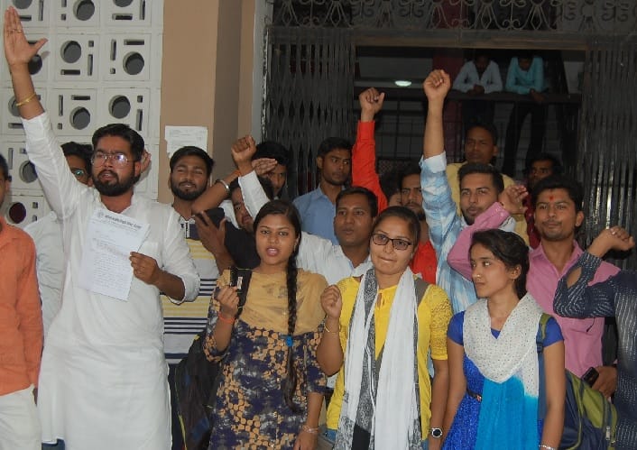 परीक्षा नियंत्रक को ज्ञापन देकर दोबारा मूल्यांकन की मांग