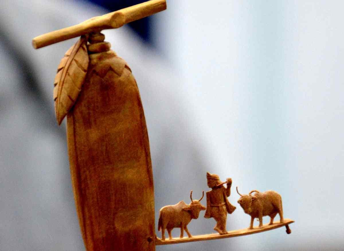 Mahabharata scenes engrave on the sword of sandalwood