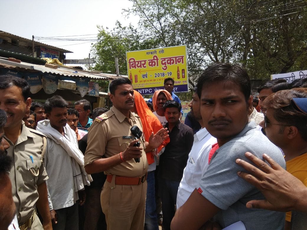 Three-hour road jams in protest against liquor shop