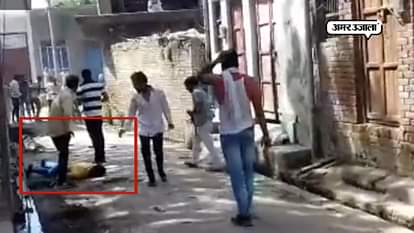 MEERUT GOONS BEAT UP A MAN AND LEAVES HIM UNCONCIOUS ON ROAD IN MEERUT