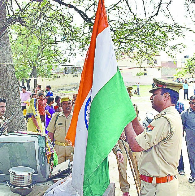 paandav nagar me bhaari virodh ke beech hataaya kabja