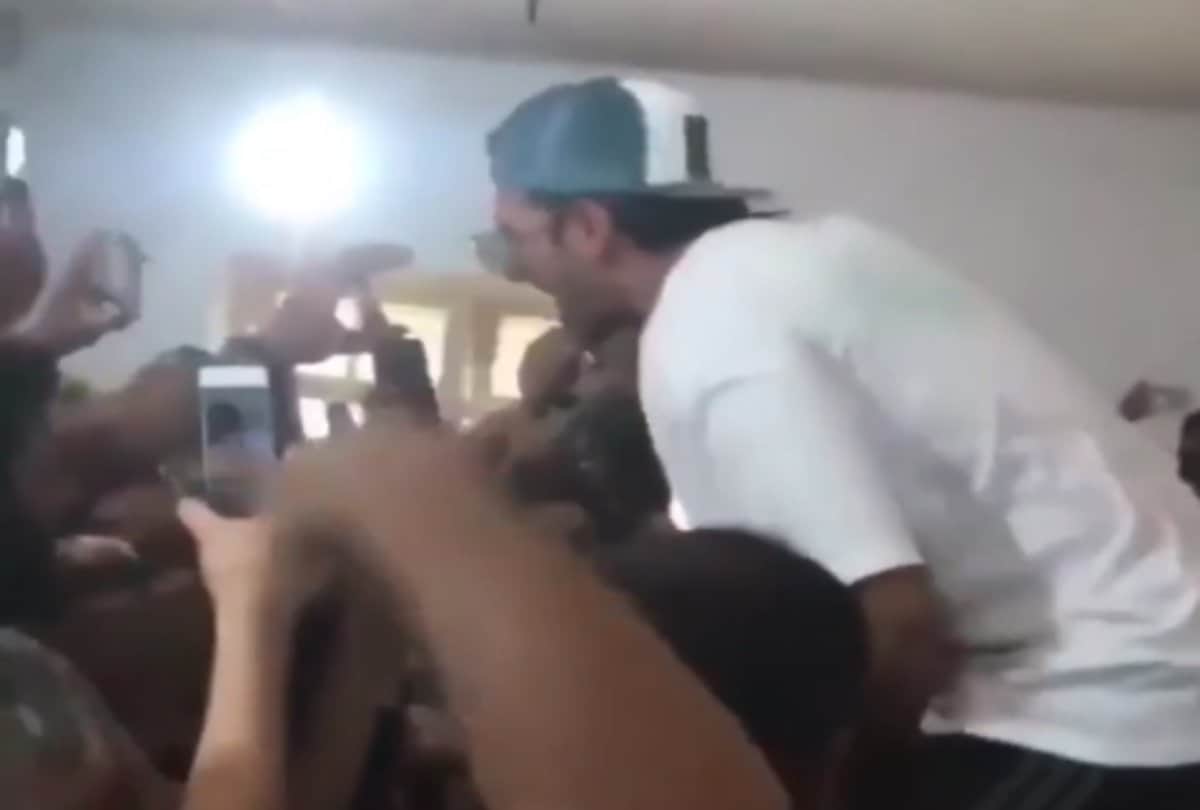 Ranveer Singh sing a song on Gully Boy set