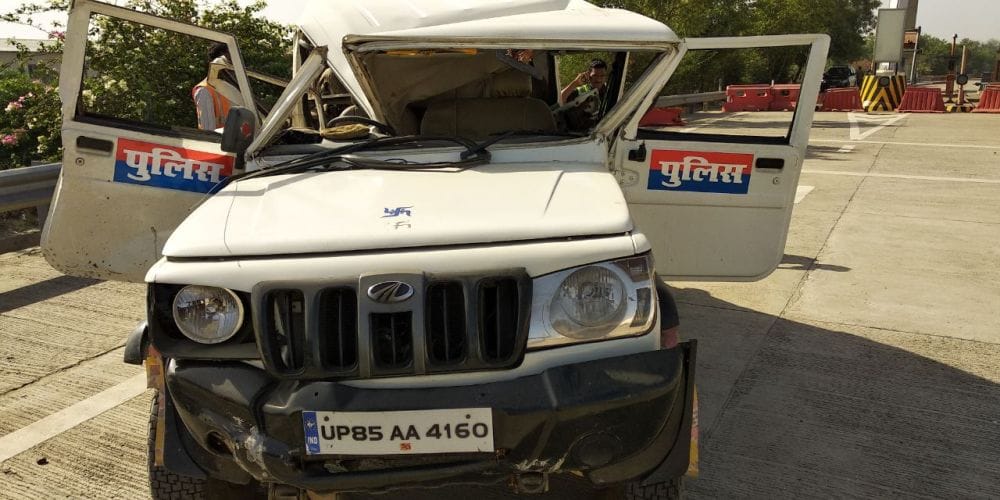 mathura three policemen injured in accident on yamuna expressway 