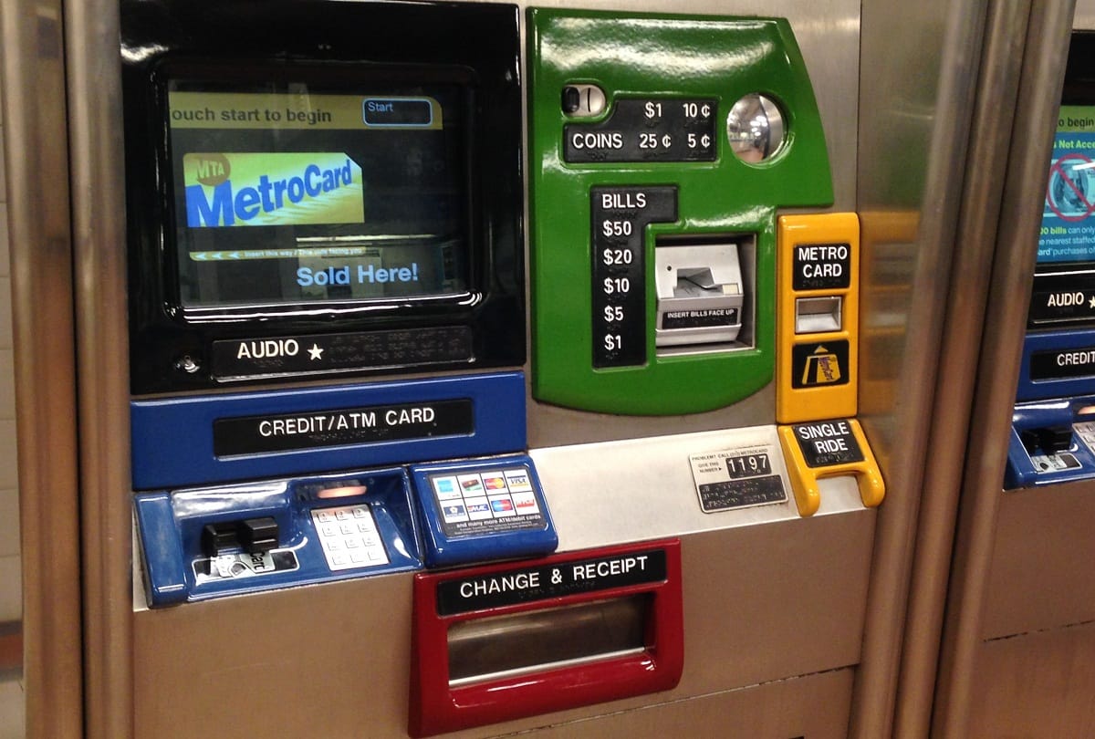 Metro traveled difficult, tokens counter close and vending machines also not working in noida