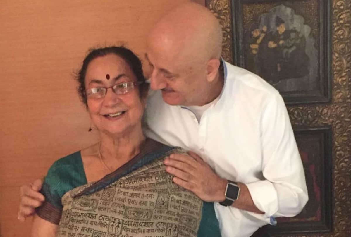 anupam kher surprised to her mother when back from abroad