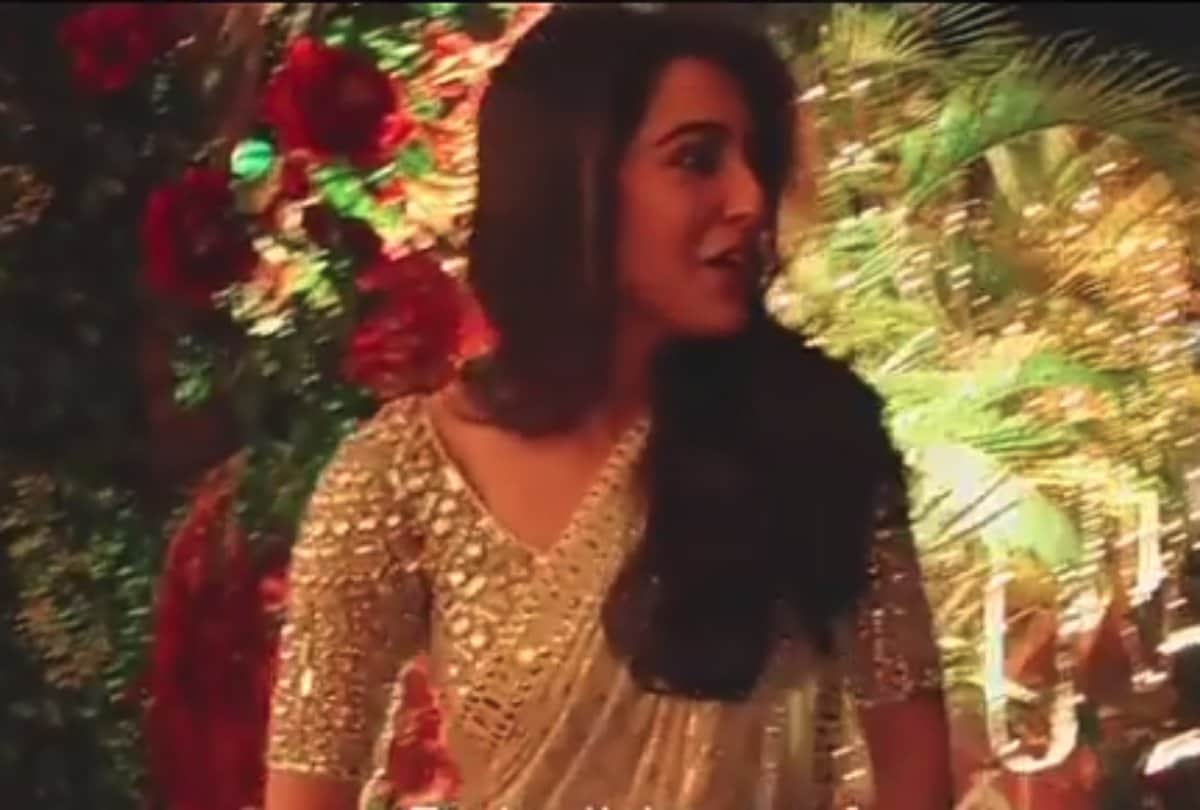 sara ali khan gives pose to the media at sandeep khosla party
