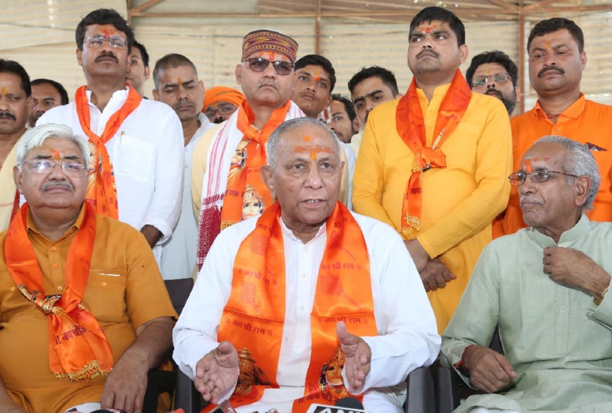 vhp president met with sant of ayodhya 