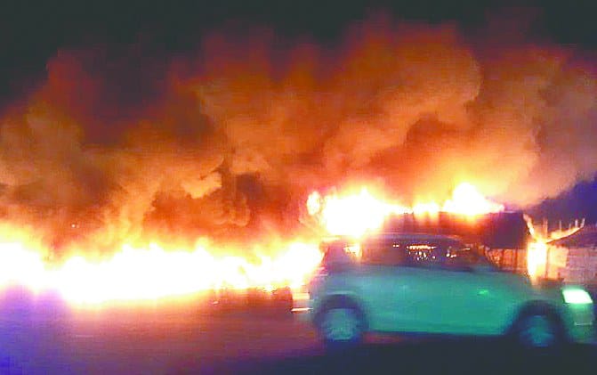 haapur road par beeshar aag se 300 jhuggi khaak