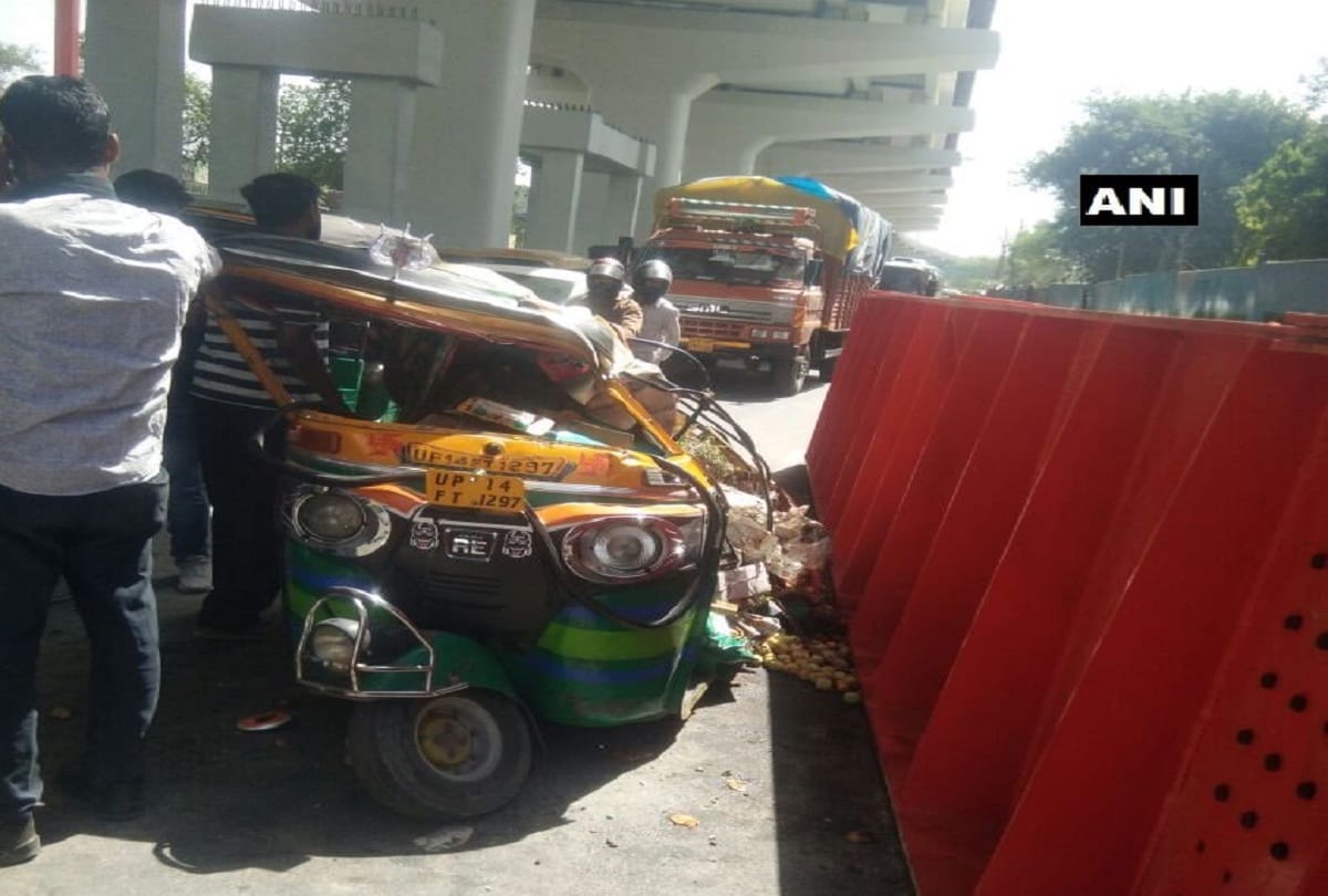 eight people injured when a girder fell on auto in ghaziabad
