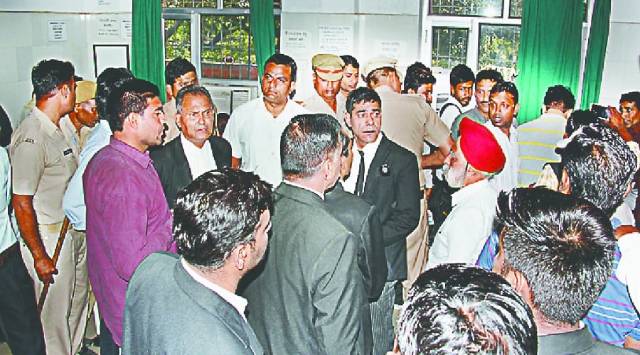 Conflicts between two groups of lawyers in Bijnor, two injured