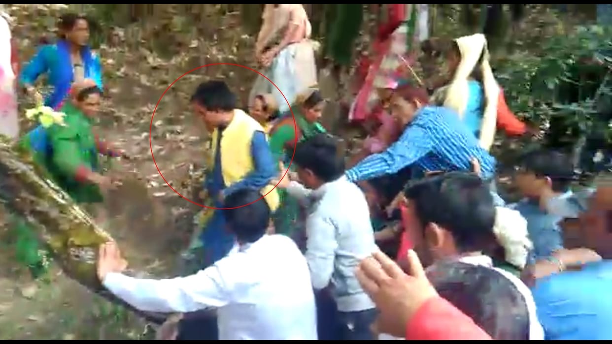 Bjp minister dhan singh rawat fight with women video viral