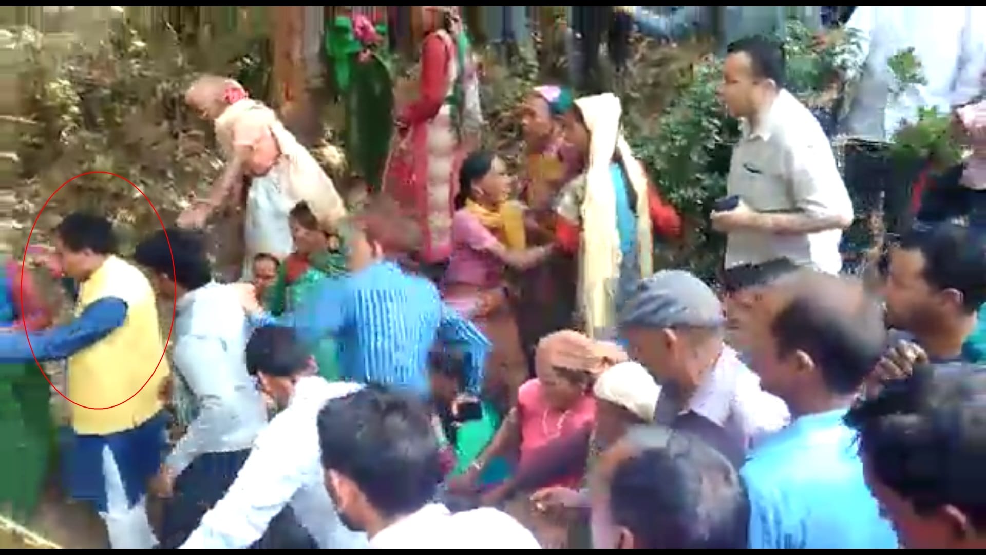 Bjp minister dhan singh rawat fight with women video viral