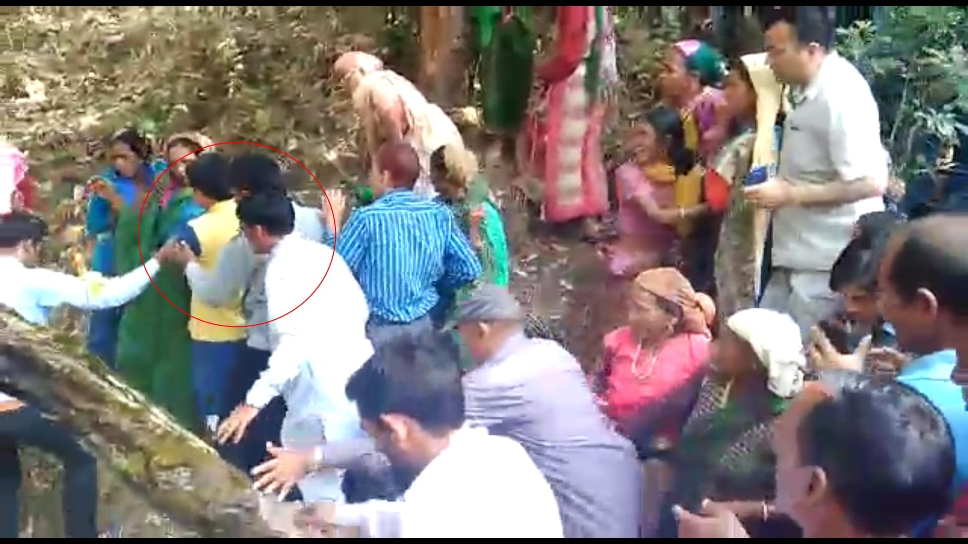 Bjp minister dhan singh rawat fight with women video viral