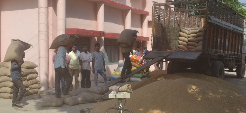 अव्यवस्थाओं की भरमार, किसान परेशान