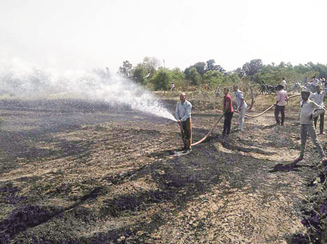 In the fire at two places, 74 bigha crops of wheat are burnt and ashes