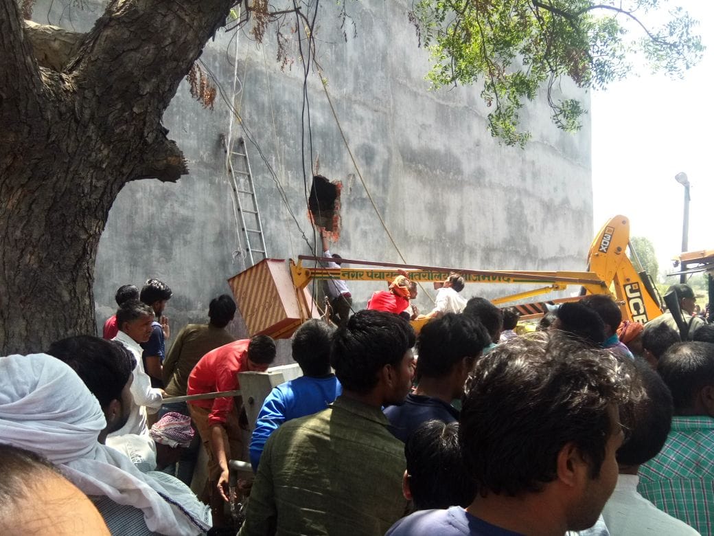 Huge fire in house and businessman killed at azamgarh