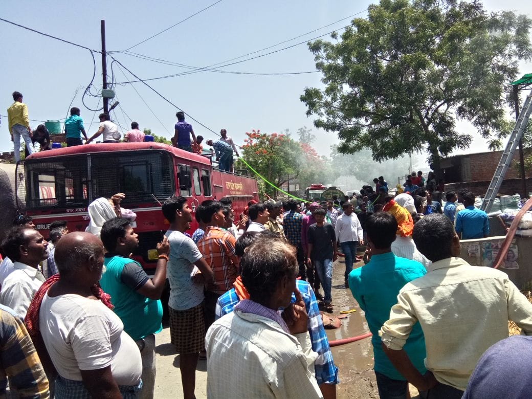 Huge fire in house and businessman killed at azamgarh