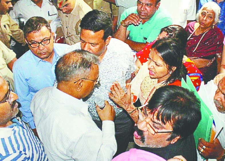 kare suraksha ghere me aaj tootengi 210 b ki dukaane