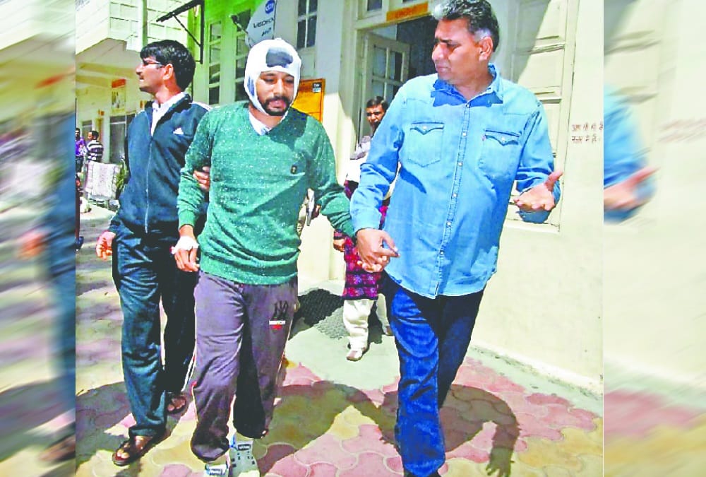 Nainital high court judge help injured army man in uttarakhand