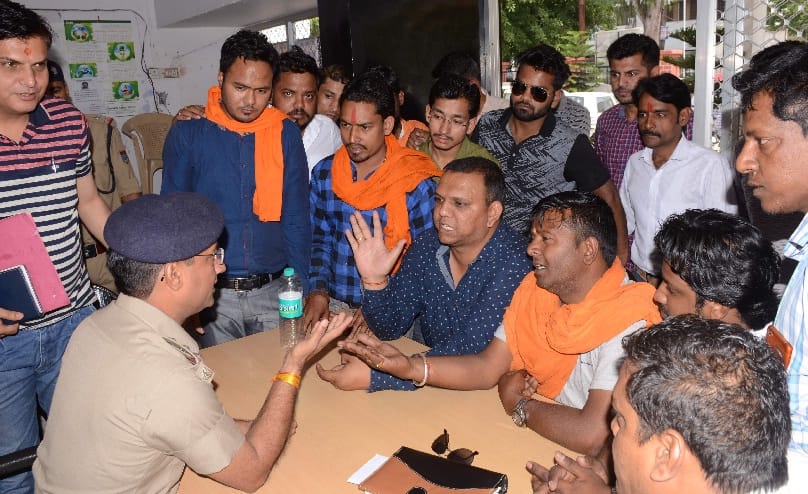 थाने में हिंदूवादी संगठनों ने की नारेबाजी