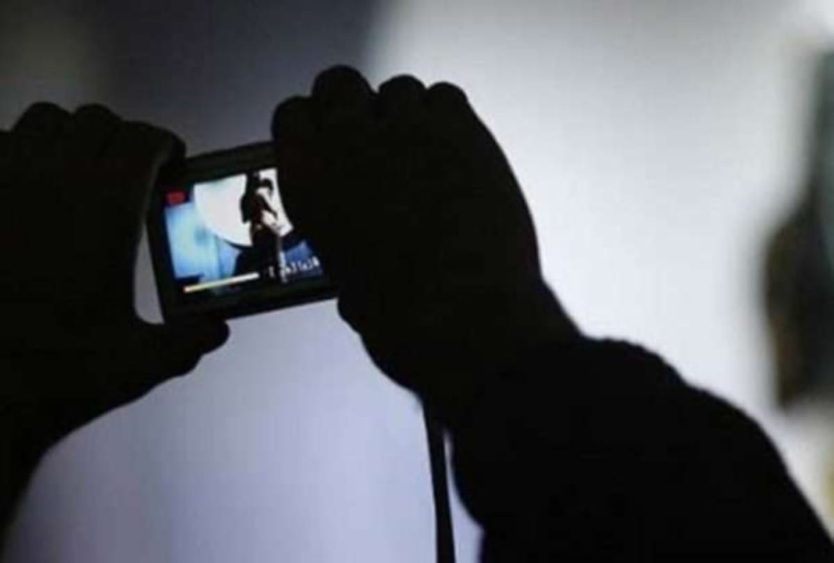 Teacher shoot obscene video of girl student in azamgarh