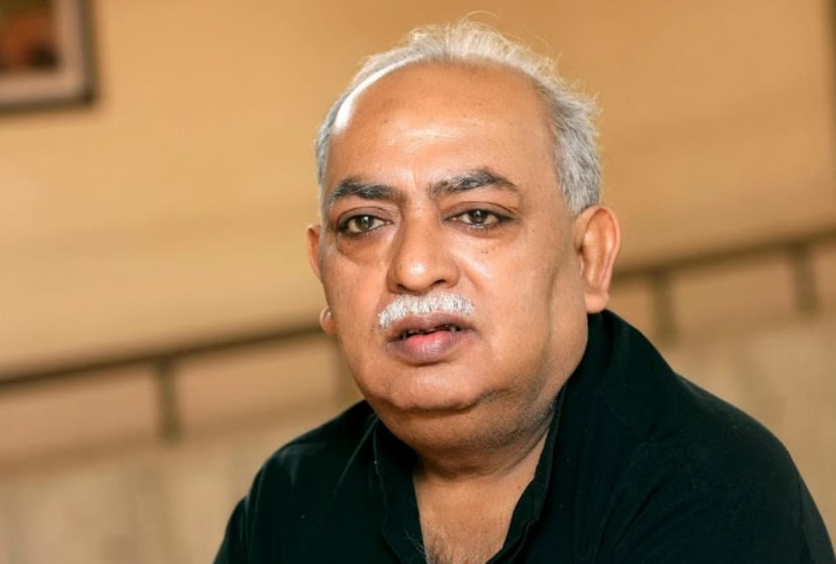munawwar rana shows anger on indian railway, tweeted