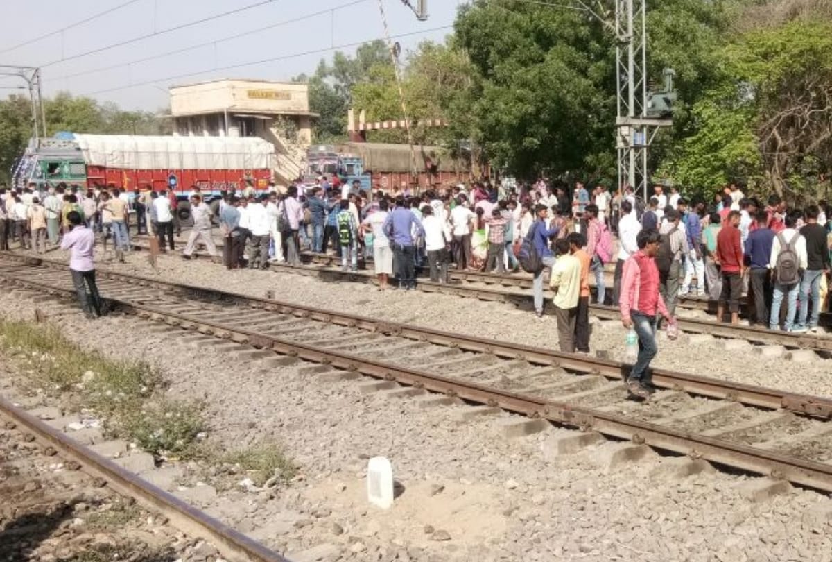 goons thrown man in front of running train in delhi, man survived but with one leg