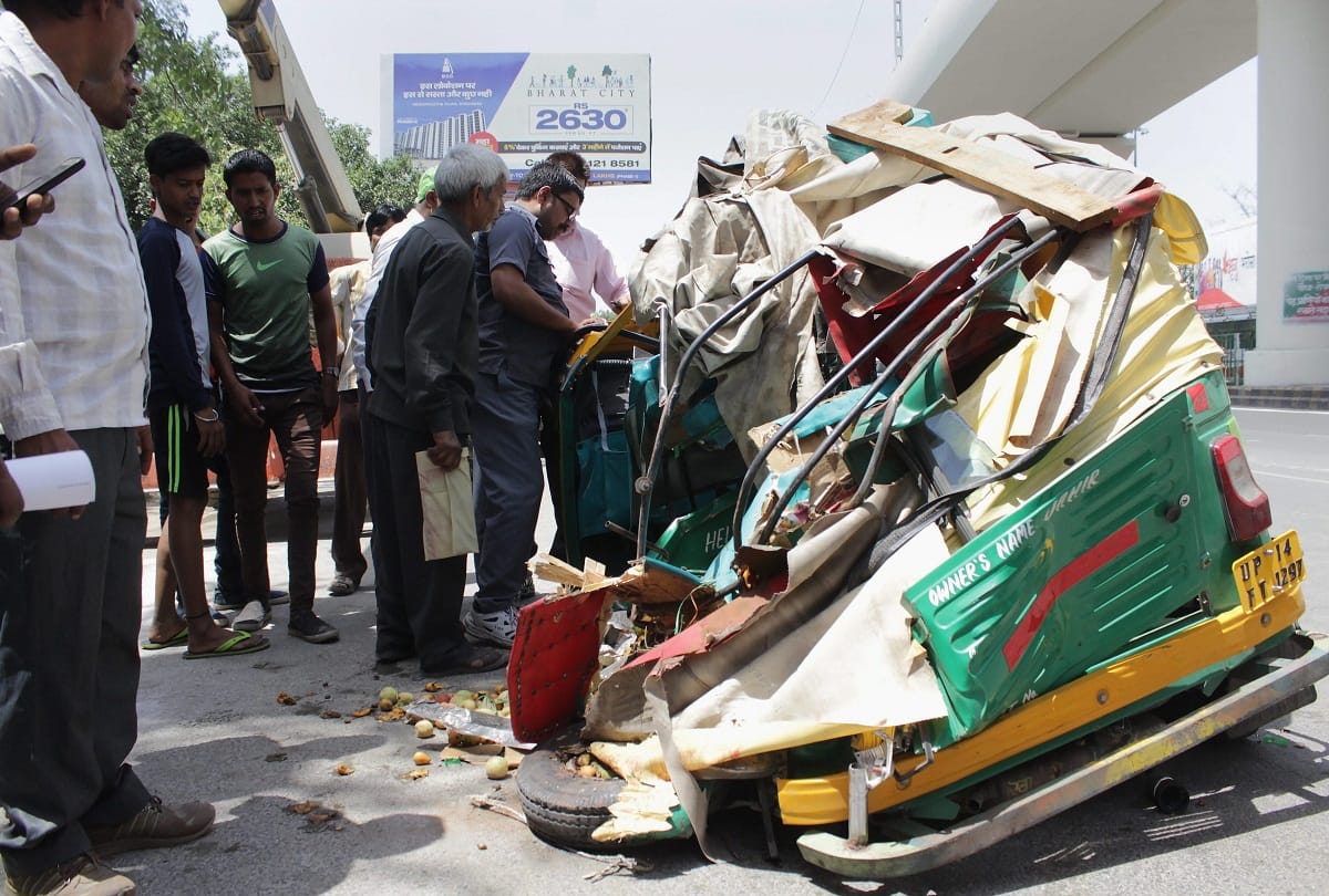 eight people injured when a girder fell on auto in ghaziabad