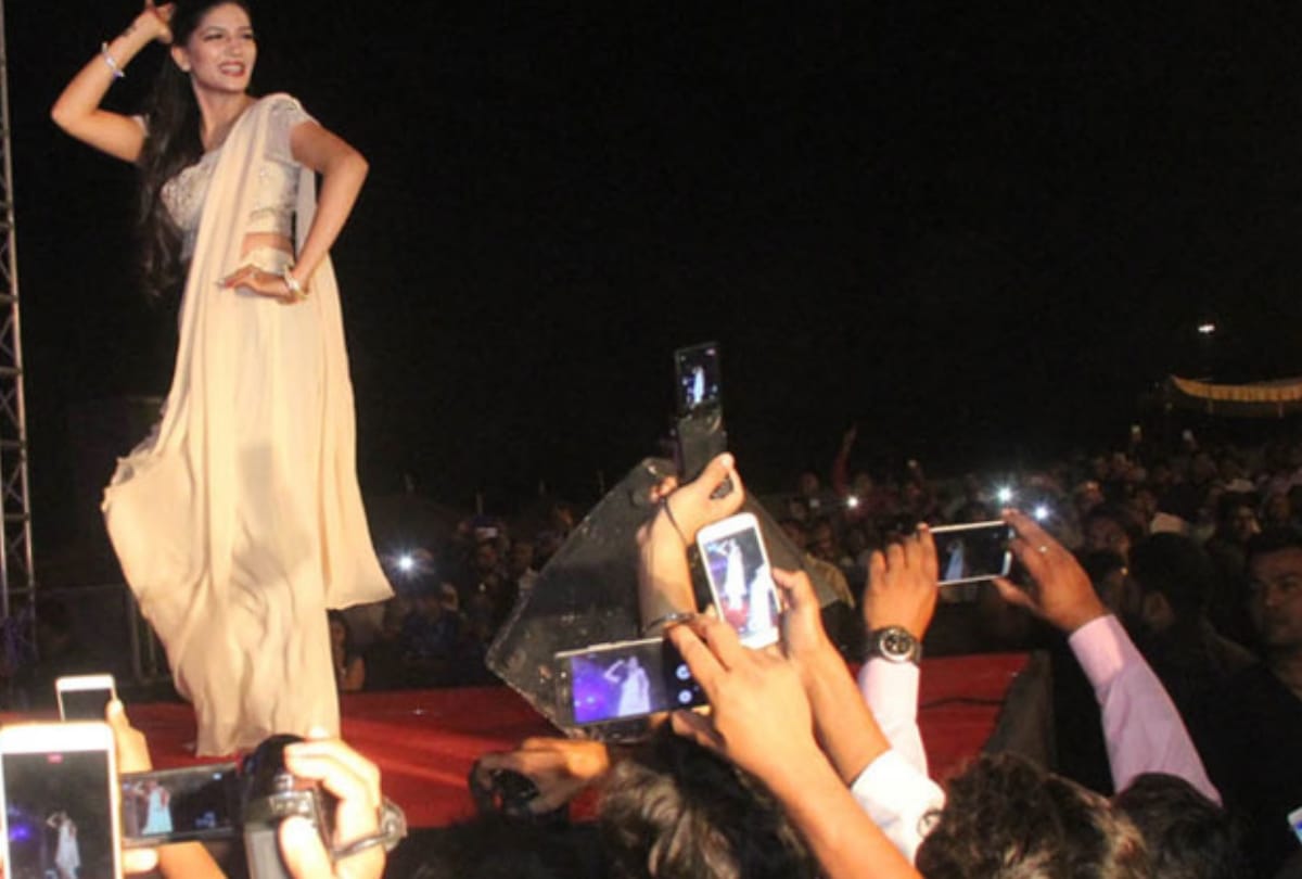 man stole models iphone at sapna choudhary dance program