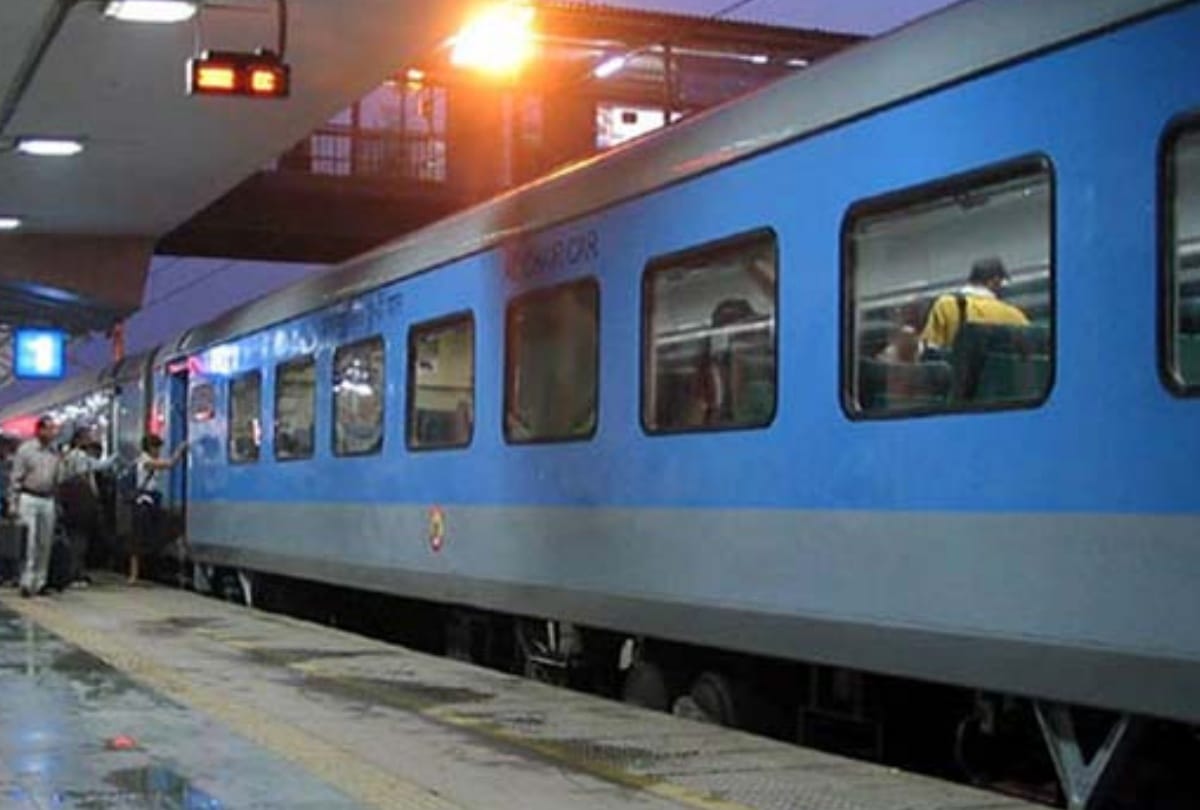 passengers will not get the facility of table in sleeper coach of train