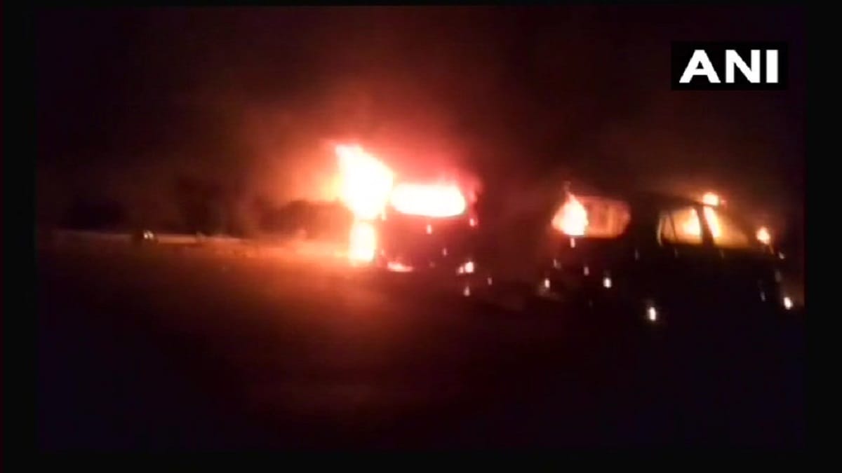 two cars clashed at madhya pradesh vidisha, four people burnt alive and four injured 