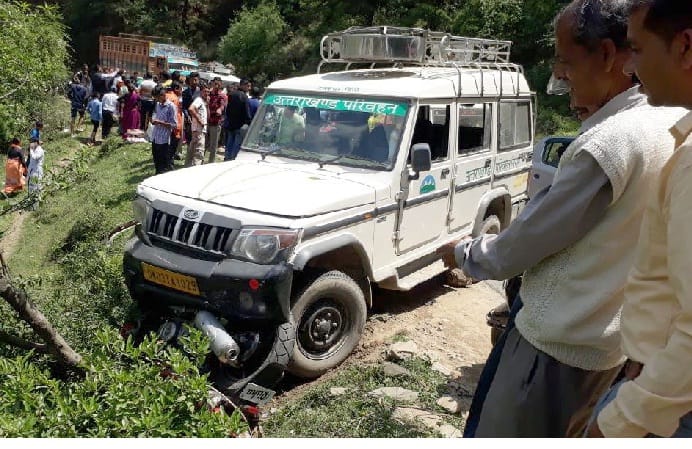 Max cab and bike bog, three injured including father and daughter