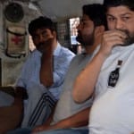 पकड़े गए युवकों को ले जाती पुलिस।  