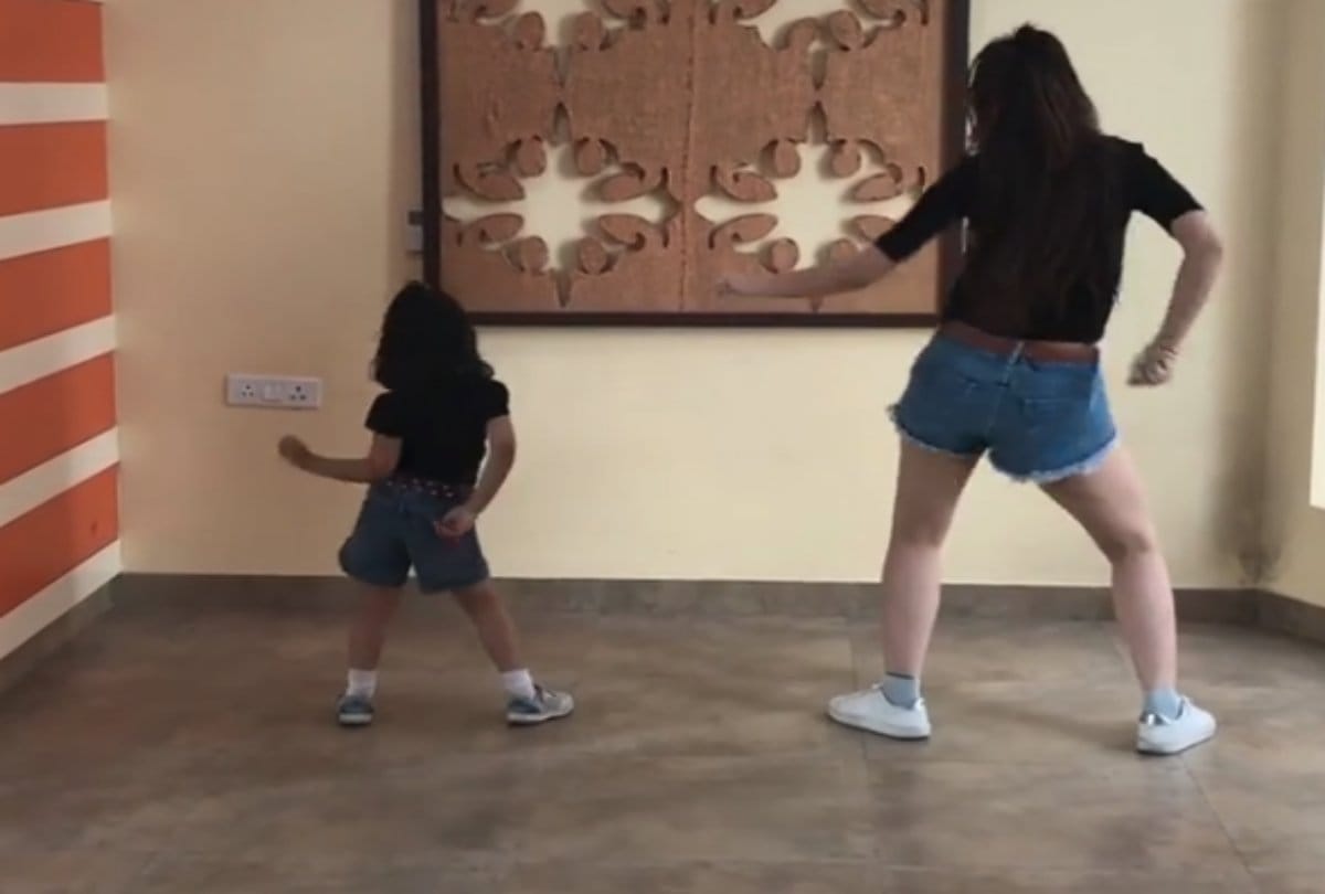Video being viral of Four year old gfirl who is dancing on bom diggy diggy song with her teacher 