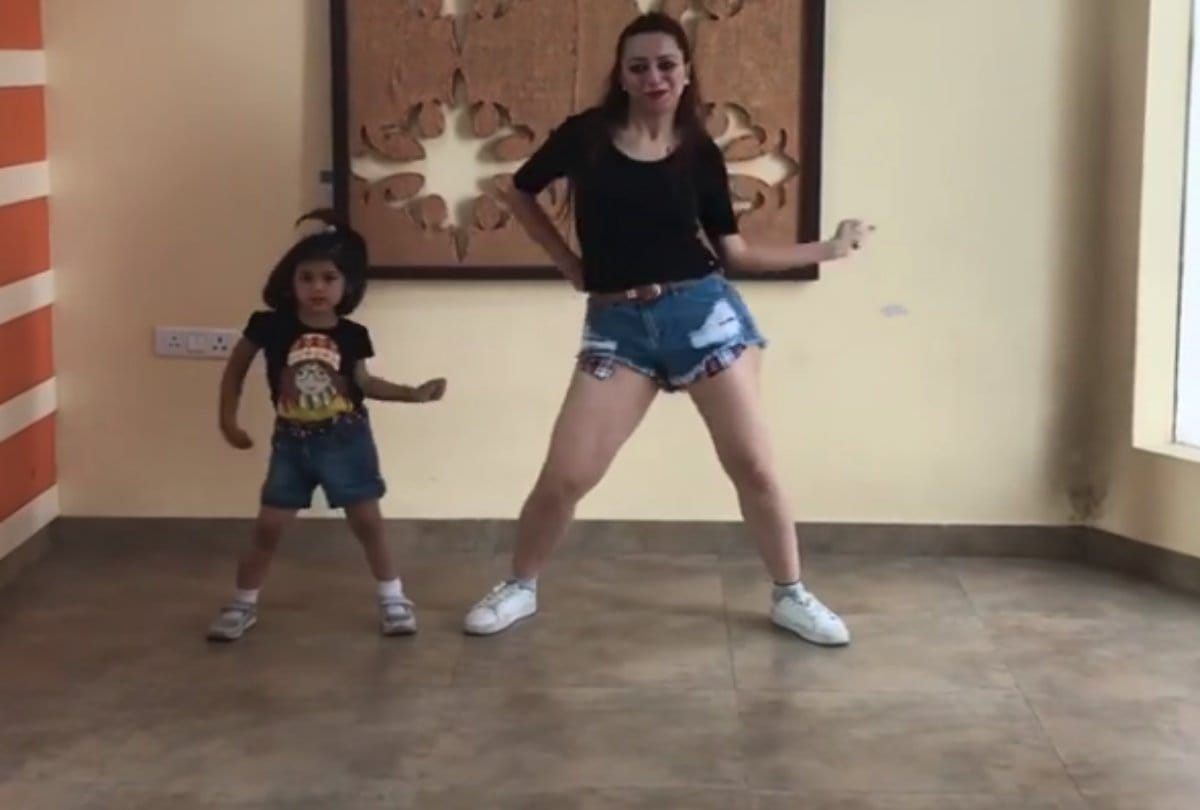 Video being viral of Four year old gfirl who is dancing on bom diggy diggy song with her teacher 