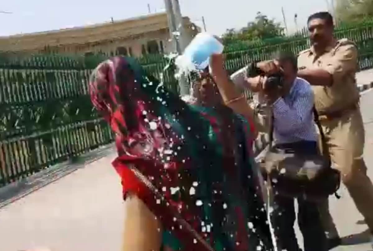 women attempt to suicide in front of up vidhan sabha