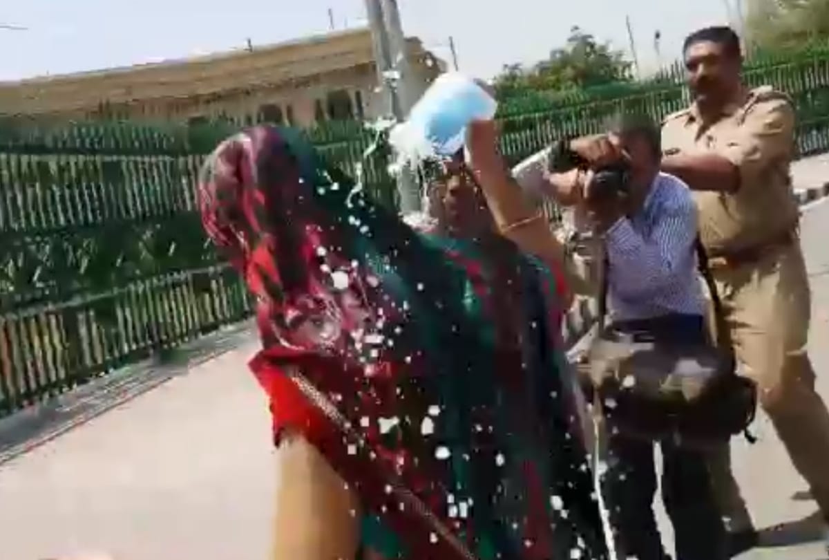 women attempt to suicide in front of up vidhan sabha