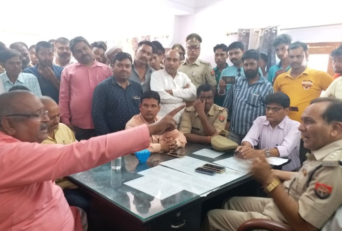 ex mla dilip verma protest in nanpara police station 