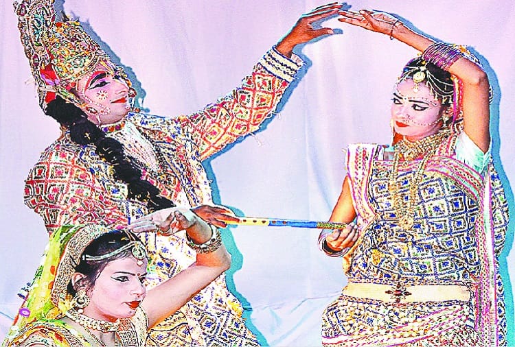 Dance on songs in meerut Nauchandi Mela, see photos