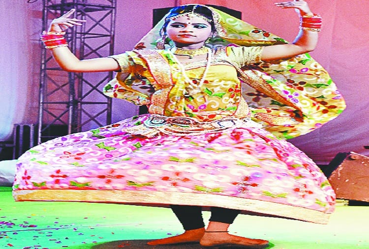Dance on songs in meerut Nauchandi Mela, see photos