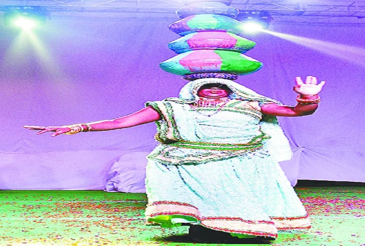 Dance on songs in meerut Nauchandi Mela, see photos