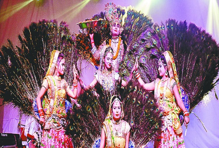Dance on songs in meerut Nauchandi Mela, see photos