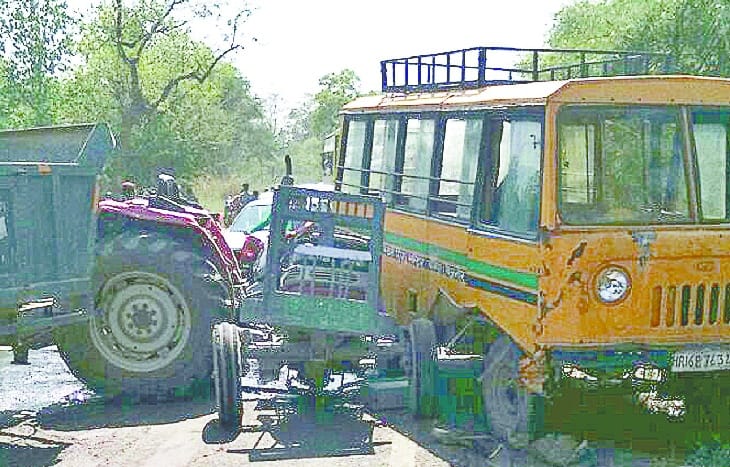 Uncontrollable tractor-trolley collided with school bus