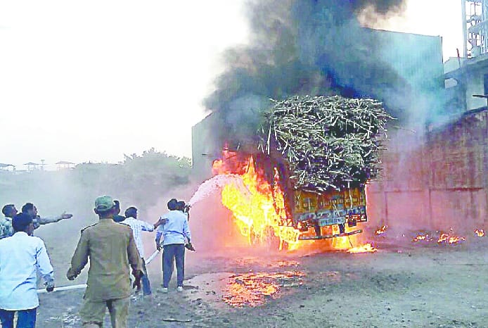  Fire in a truck loaded with sugarcane standing in the yard, the driver blaze