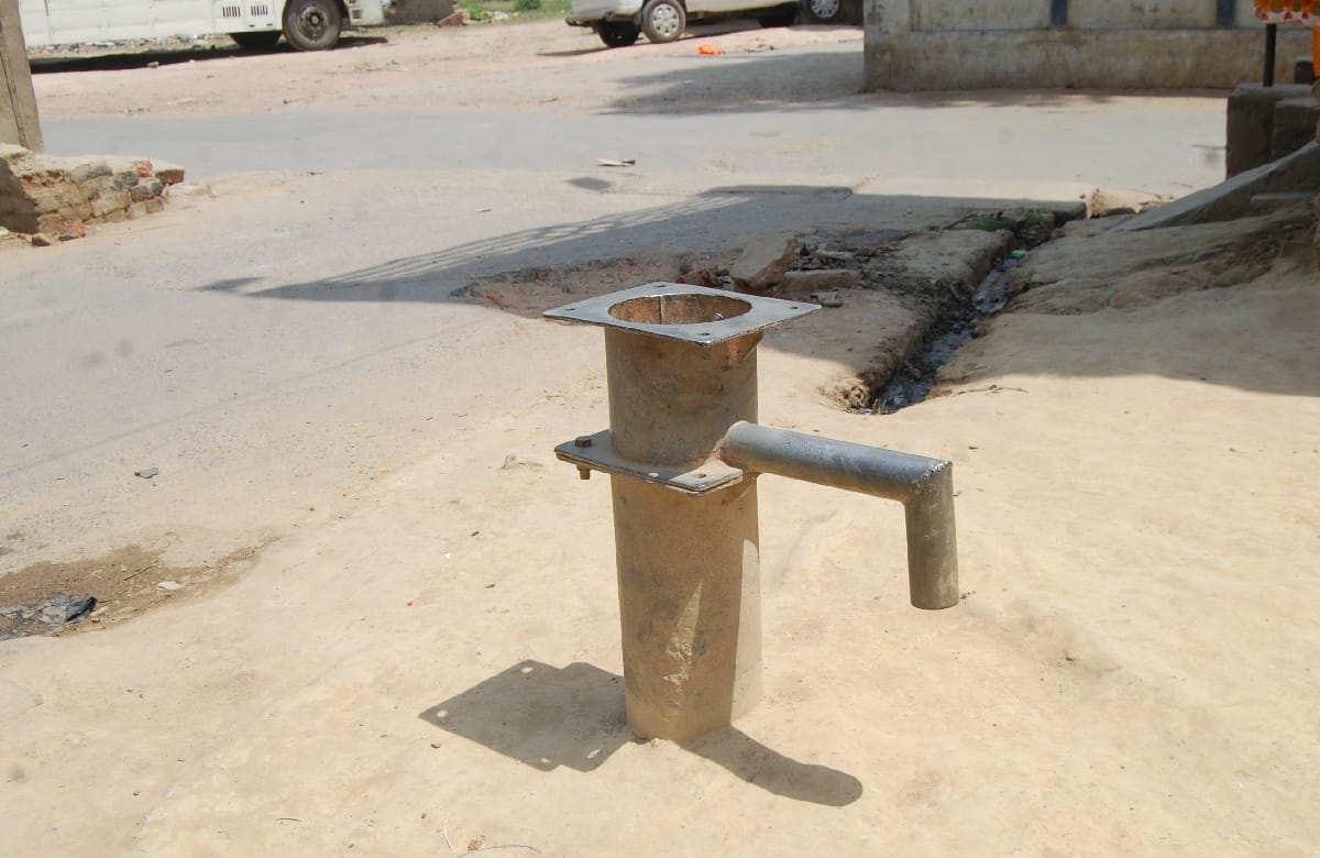 गर्मी में दगा देने लगे हैंडपंप