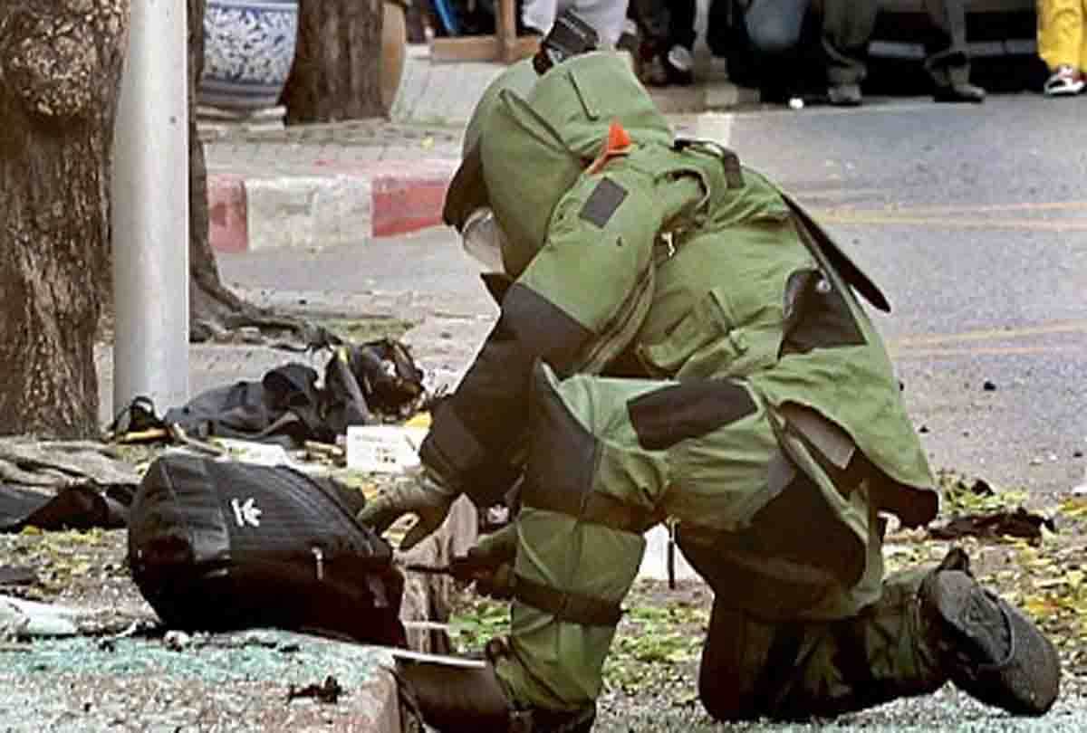 Twitter threatens to blow bomb