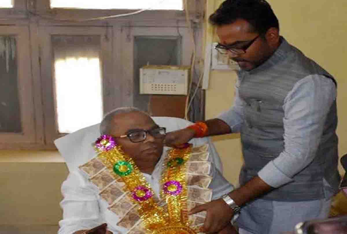 BJP MLAs wore garland of rupees to engineer