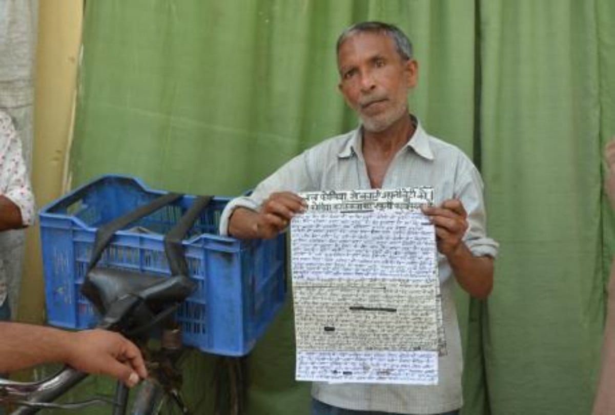 A significant man who distributes handwritten newspaper 