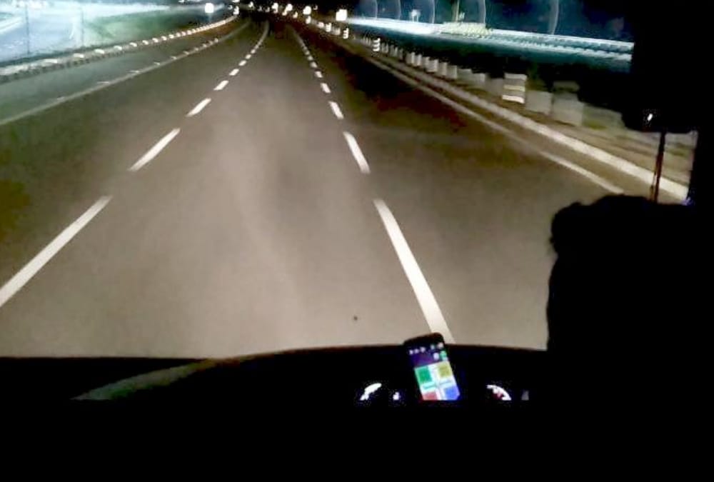 driver was playing ludo during driving a bus on agra lucknow express way.