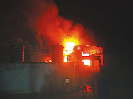  फैक्ट्री से उठती आग की लपटें।